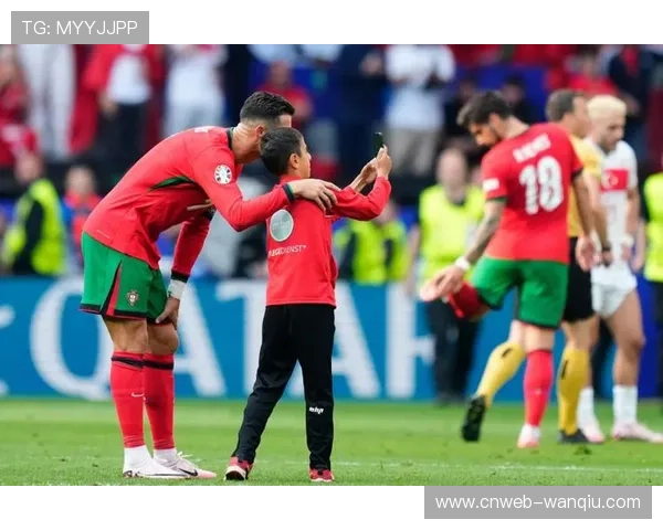 小球迷冲入场内拥抱偶像，保安暖心护送离场